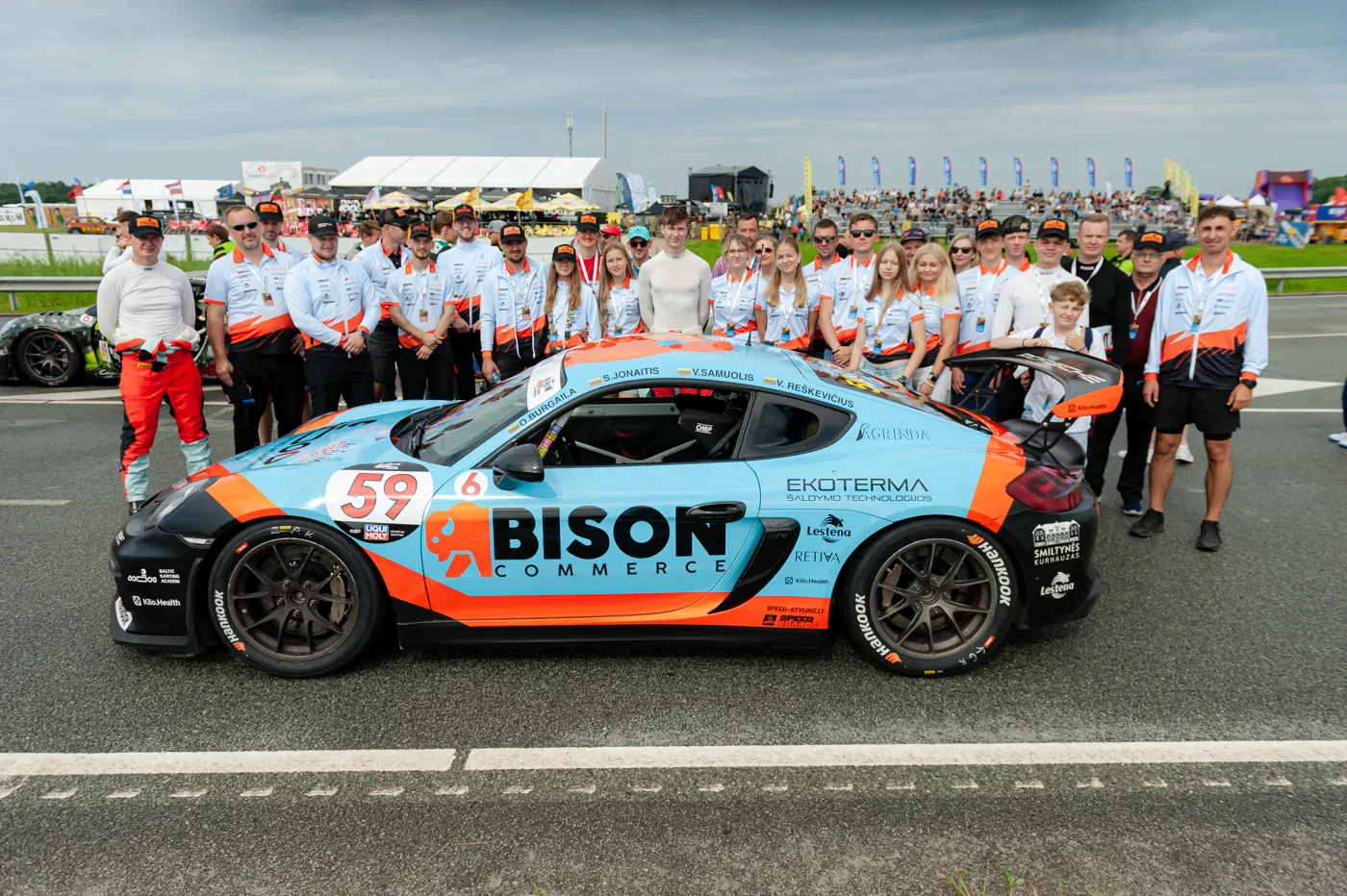 The whole team behind the Bison Commerce race car at the Aurum 1006 km weekend